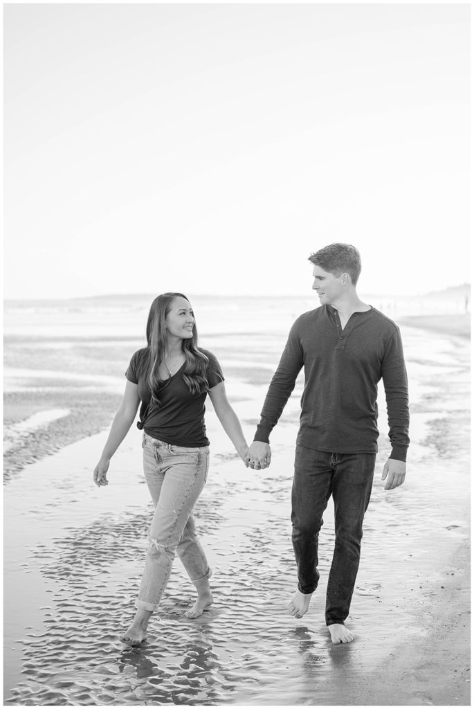 black and white of couple walking on the beach