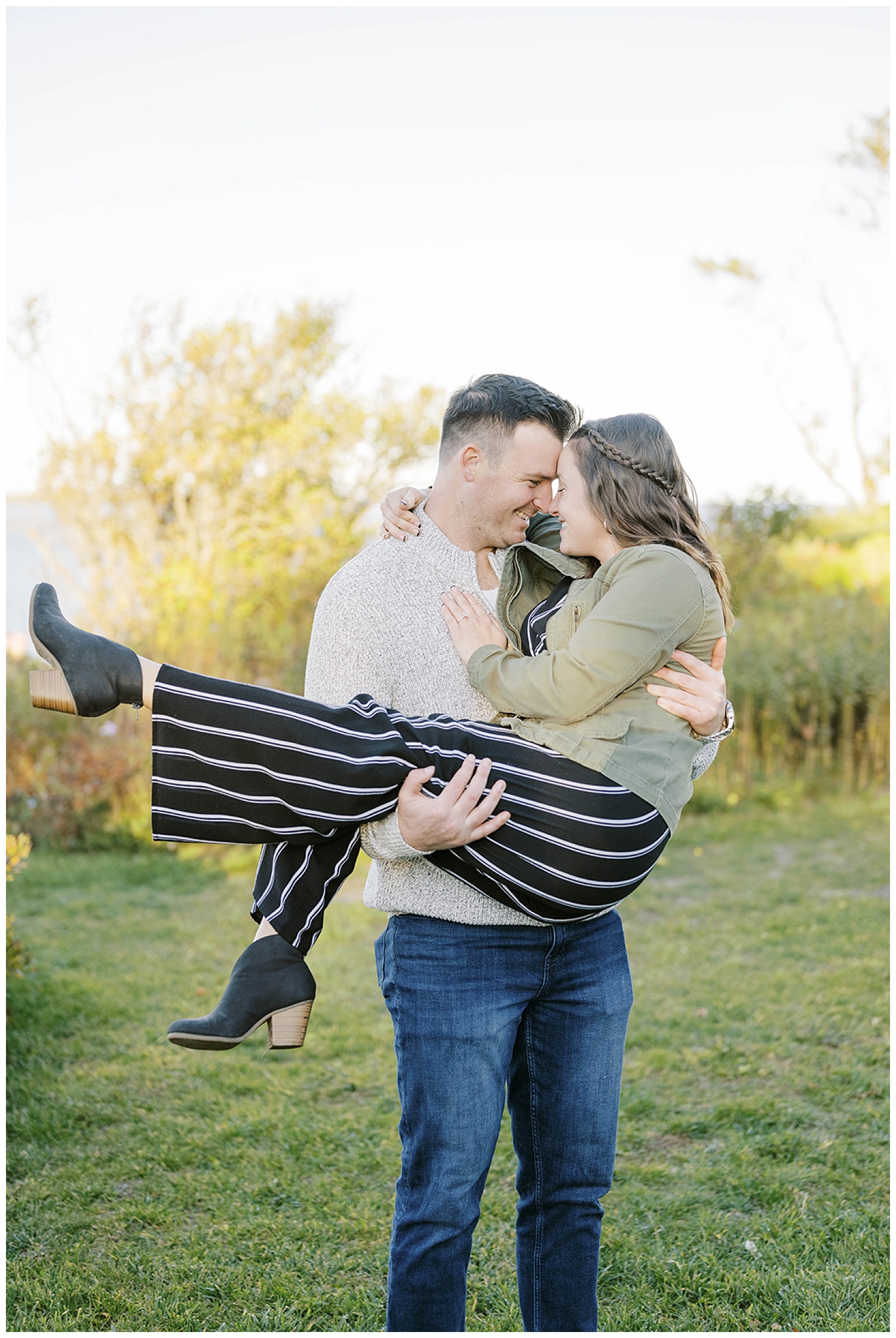 Maine wedding photographer shooting engagement session at Fort Williams